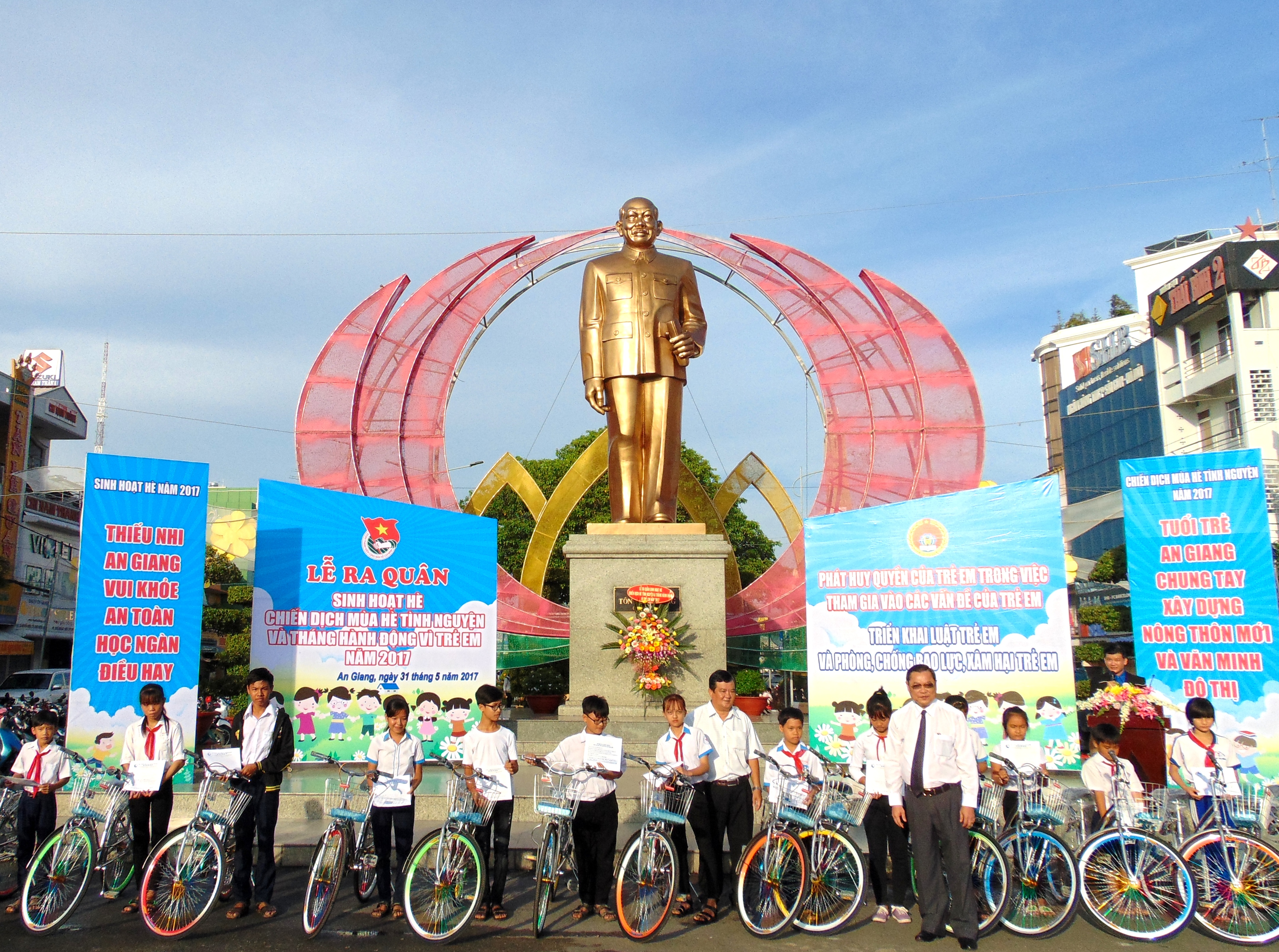 Lãnh đạo tỉnh trao tặng xe đạp cho các em có hoàn cảnh khó khăn vượt khó học giỏi.