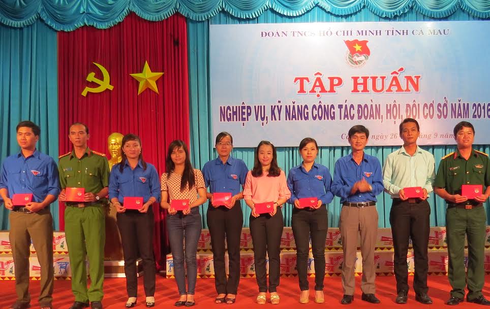 Đ/c Nguyễn Hoàng Đạo - Phó Bí thư Tỉnh đoàn trao giấy chứng nhận cho các học viên