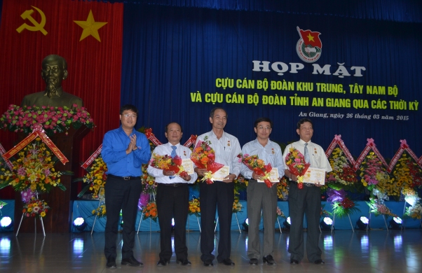 Anh Lê Quốc Phong - Bí thư Trung ương Đoàn đã trao Kỷ niệm chương vì thế hệ trẻ cho 06 đồng chí có nhiều đóng góp cho công tác Đoàn .