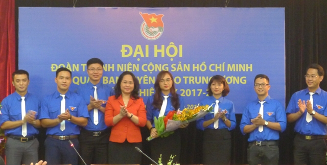 Đồng chí Lâm Phương Thanh chúc mừng Ban Chấp hành Đoàn Thanh niên cơ quan Ban Tuyên giáo Trung ương nhiệm kỳ 2017-2019 - Ảnh: Tường Vy