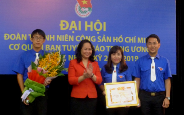 Đoàn Thanh niên Báo điện tử Đảng Cộng sản Việt Nam nhận bằng khen của Đoàn khối các cơ quan Trung ương - Ảnh: Tường Vy