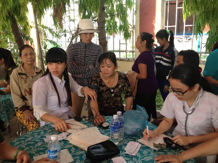 Tư vấn sức khỏe, khám và phát thuốc miễn phí cho bà con nhân dân xã Minh Hưng.