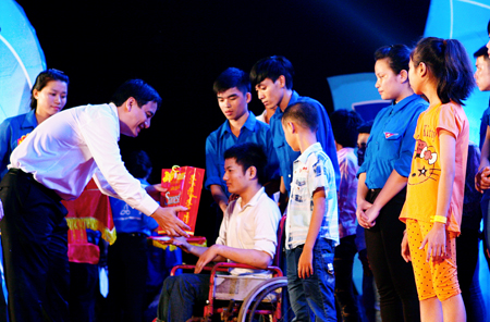 Nguyễn Đắc Vinh, Bí thư thứ Nhất T.Ư Đoàn trao quà cho trẻ em khuyết tật có hoàn cảnh khó khăn ở huyện Sóc Sơn