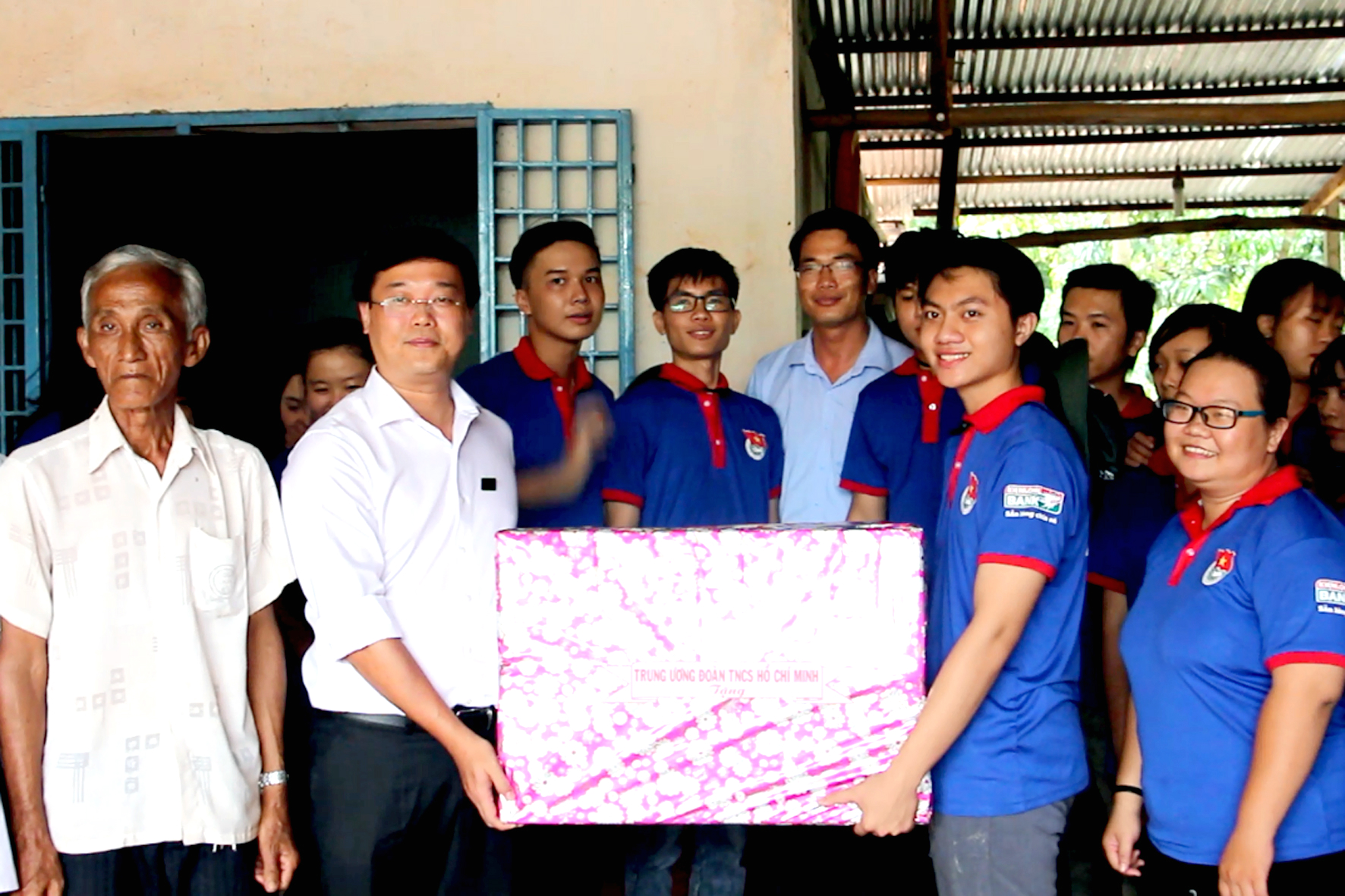Đồng chí Bí thư thứ nhất Trung ương Đoàn Lê Quốc Phong tặng quà cho các chiến sĩ tình nguyện
