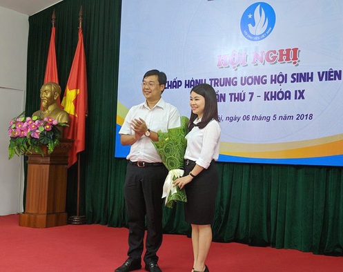 Anh Lê Quốc Phong, Bí thư thứ nhất Trung ương Đoàn, Chủ tịch Trung ương Hội Sinh viên Việt Nam tặng hoa chúc mừng chị Chu Hồng Minh