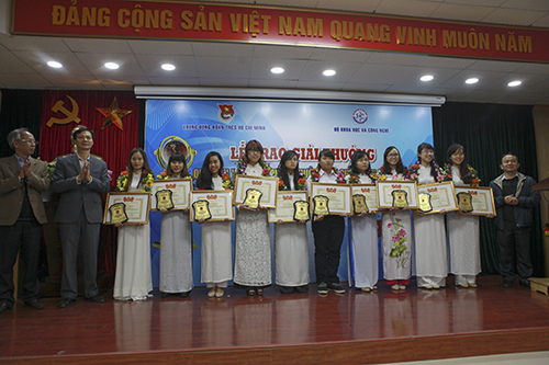 Nữ sinh viên tiêu biểu nhận giải thưởng nữ sinh viên tiêu biểu trong lĩnh vực kỹ thuật