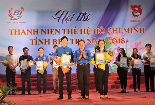 Ban tổ chức trao giải cho các đơn vị xuất sắc tại Hội thi