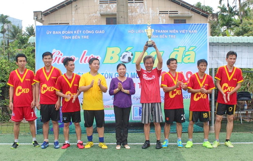 Ban tổ chức trao giải cho đội vô địch