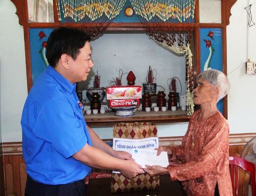 Lãnh đạo Tỉnh đoàn Ninh Bình thăm, tặng quà các gia đình chính sách xã Kim Chính (Kim Sơn) 