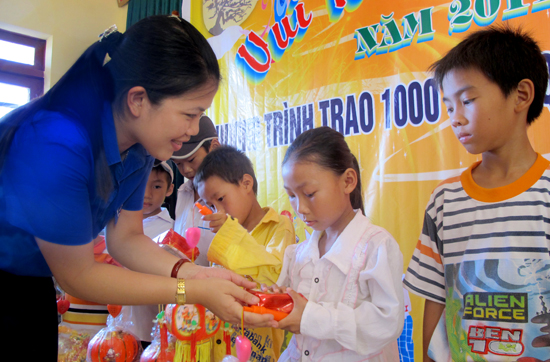 Đ/c Nguyễn Thị Thu Hà, Phó Bí thư Thường trực Tỉnh Đoàn, Chủ tịch Hội đồng Đội tỉnh trao quà cho trẻ em có hoàn cảnh khó khăn tại huyện đảo Cô Tô.