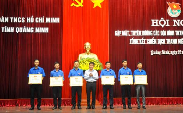 Đ/c Đặng Đức Chiến, Phó Ban TNNT Trung ương Đoàn Khen thưởng cho các tập thể cá nhân có thành tích xuất sắc trong Chiến dịch TNTN hè 2015