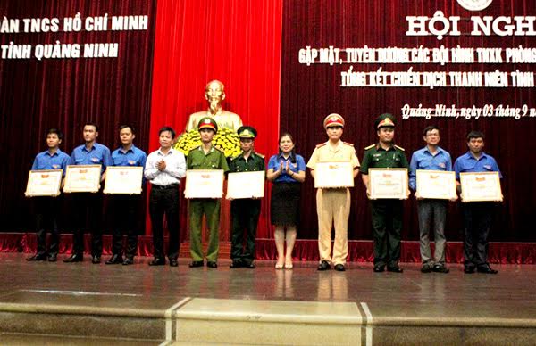 Đ/c Nguyễn Thị Thu Hà, Ủy viên BTV TƯ Đoàn, Bí thư Tỉnh đoàn khen thưởng cho các đội hình TNXK phòng chống thiên tai và tìm kiếm cứu nạn có thành tích xuất sắc giai đoạn 2014-2015
