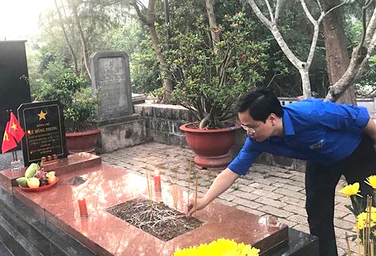 Bí thư thường trực Trung ương Đoàn Nguyễn Anh Tuấn thắp hương trên mộ Tổng Bí thư Lê Hồng Phong