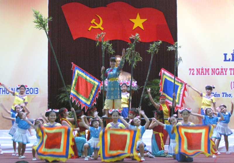 Chương trình văn nghệ ôn truyền thống 72 năm ngày thành lập Đội TNTP Hồ Chí Minh.