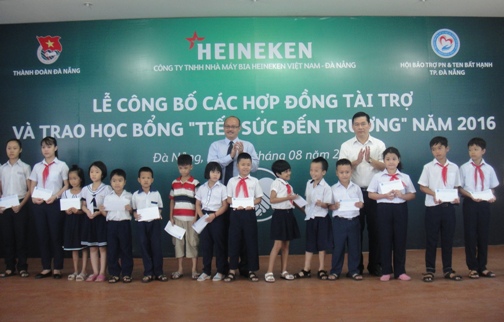 Trao học bổng " Tiếp sức đến trường cho các em học sinh có hoàn cảnh khó khăn