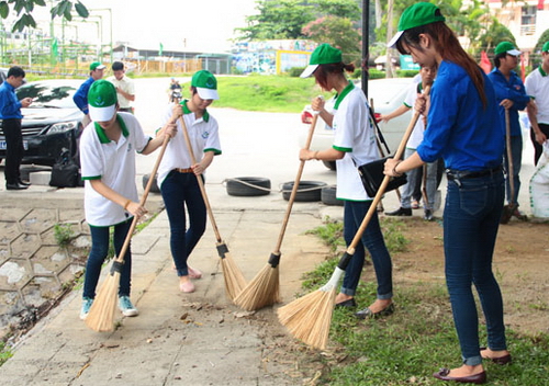 ĐVTN tham gia dọn dẹp vệ sinh môi trường