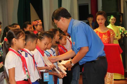 Đồng chí Lê Quốc Phong - Bí thư TW Đoàn, Chủ tịch Hội Sinh viên Việt Nam trao tặng 22 suất học bổng cho các em học sinh người dân tộc thiểu số vượt khó, học giỏi trên địa bàn tỉnh Nghệ An.