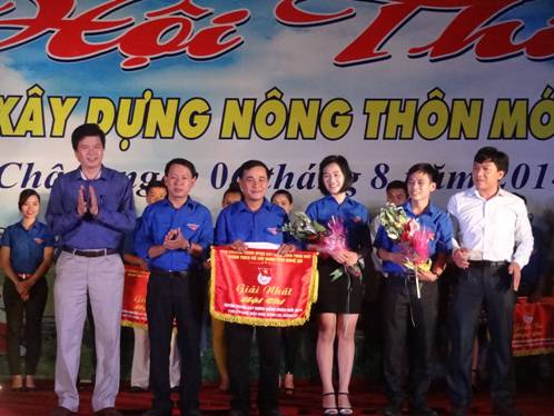 Đ/c Nguyễn Đình Hùng – Bí thư Tỉnh đoàn trao giải Nhất cho đội tuyển Diễn Châu