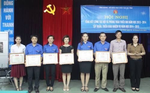  Khen thưởng các cá nhân có thành tích xuất sắc trong công tác Đoàn – Đội trường học năm học 2013 - 2014