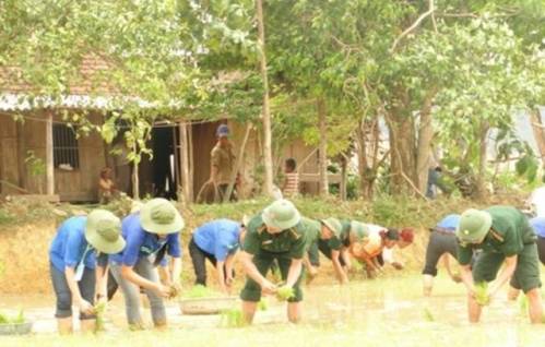 Sinh viên tình nguyện Đại học Hà Tĩnh cùng với đoàn viên Đồn Biên phòng 575 giúp dân Bản Rào tre, dân tộc Chứt, huyện Hương Khê cấy lúa