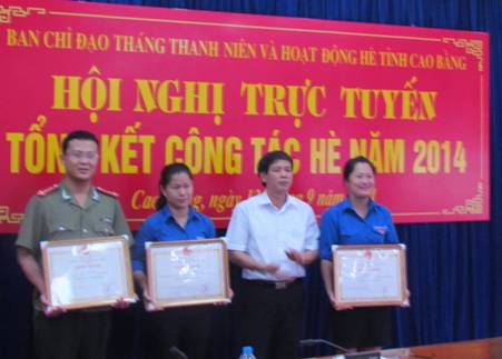 Đ/c Trần Hùng-Phó Chủ tịch UBND tỉnh trao Bằng khen của UBND tỉnh tặng các cá nhân đạt thành tích xuất sắc trong công tác tổ chức hoạt động hè năm 2014.