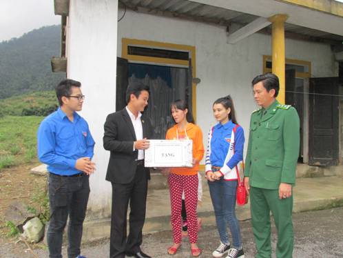 Đồng chí Trần Quốc Tuấn – Bí thư Tỉnh Đoàn thăm và tặng quà Tết cho các hộ gia đình tại làng TNLN Trường Xuân