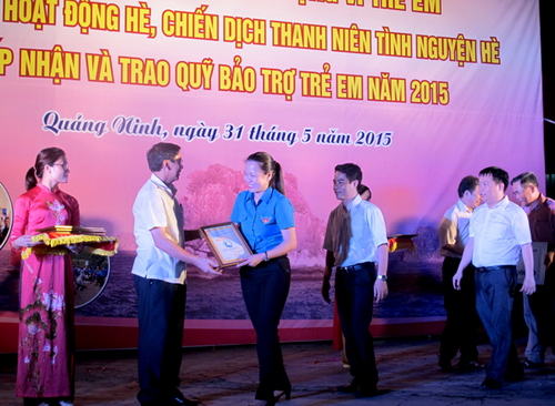 Tỉnh đoàn trao ủng hộ Quỹ bảo trợ trẻ em tỉnh Quảng Ninh 2015
