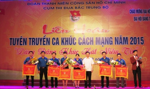 Lãnh đạo TW Đoàn và tỉnh trao cờ lưu niệm cho các đội thi