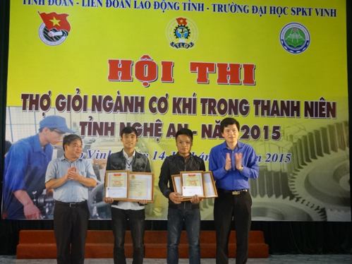  Đ/c Nguyễn Đình Hùng và đ/c Dương Công Hiệp – Phó Hiệu trường trường ĐH SPKT Vinh trao giải Nhất cho 2 thí sinh