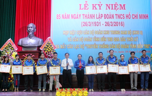 Đồng chí đồng chí Nguyễn Minh Triết - Nguyên ủy viên Bộ Chính trị, nguyên Chủ tịch nước Cộng hòa xã hội chủ nghĩa Việt Nam trao bằng khen cho các cá nhân được tuyên dương “Tôi - người thanh niên Đồng Khởi mới”