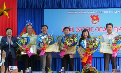 Đồng chí Nguyễn Anh Tuấn, Bí thư Trung ương Đoàn trao bằng khen cho các tập thể có thành tích xuất sắc trong công tác tư vấn hướng nghiệp, dạy nghề và giới thiệu việc làm cho thanh niên năm 2015.