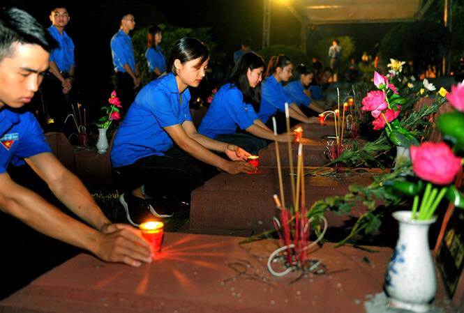 Sau phần nghi lễ, hơn 470 ngọn nến đã được thắp sáng và đặt lên các phần mộ của các anh hùng liệt sĩ tại Nghĩa trang liệt sĩ phường Hà Tu.