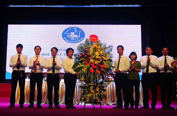 Hội thầy thuốc trẻ Việt Nam tặng hoa chúc mừng Đại hội