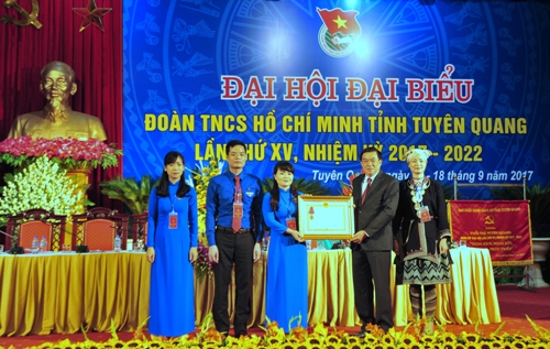 Đồng chí Nguyễn Hồng Thắng - Phó Bí thư Thường trực Tỉnh ủy trao Huân chương Lao động Hạng nhì cho Ban Chấp hành  tỉnh Đoàn Tuyên Quang