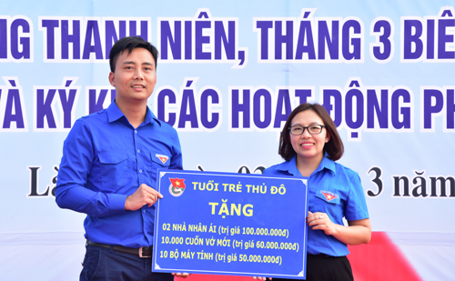 Thành đoàn Hà Nội trao biển biểu trưng các phần quà tặng thiếu nhi Lào Cai.
