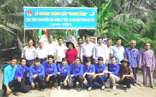 Đoàn viên, thanh niên huyện Mỏ Cày Bắc tham gia công trình thanh niên chào mừng kỷ niệm 128 năm Ngày sinh Chủ tịch Hồ Chí Minh