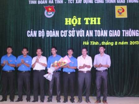 Đồng chí Nguyễn Xuân Hùng – UVBTV Trung ương Đoàn, Bí thư Tỉnh Đoàn trao thưởng cho Đội đoạt giải Hội thi