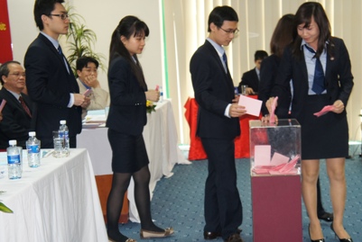  Các đại biểu tiến hành bỏ phiếu bầu trực tiếp Bí thư Đoàn cơ sở BIDV Hà Nội, khóa III, nhiệm kỳ 2012 - 2014 