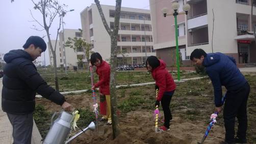 Đoàn viên thanh niên tham gia trồng cây tại khu Ký túc xá Đại học Hải Dương