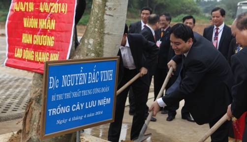 Đồng chí Nguyễn Đắc Vinh - Bí thư thứ nhất Trung ương Đoàn trồng cây lưu niệm tại Đại học Thái Nguyên