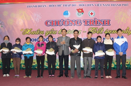  Anh Nguyễn Hồng Sơn-Phó Chủ tịch Thường trực Hội LHTN tỉnh Bắc giang trao quà cho các gia đình nghèo.