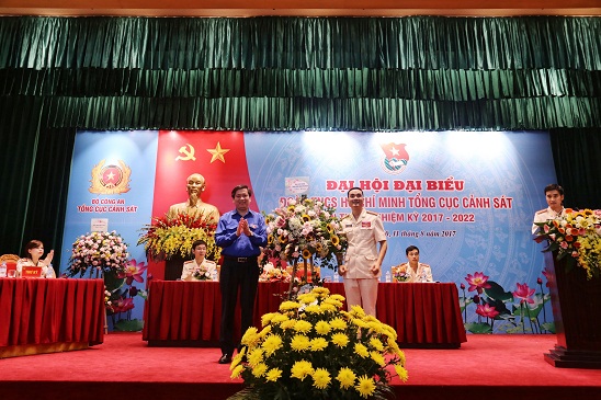 Đồng chí Nguyễn Long Hải - Bí thư Ban chấp hành TW Đoàn TNCS Hồ Chí Minh tặng hoa chúc mừng đại hội.