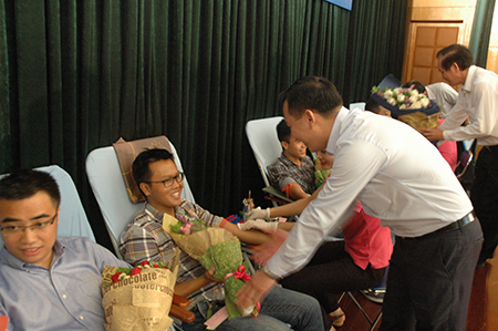 Đồng chí Hồ Xuân Trường, Ủy viên BTV Trung ương Đoàn, Bí thư Đoàn Khối doanh nghiệp Trung ương tặng hoa, động viên ĐVTN tham gia hiến máu