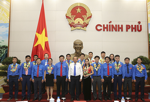 Phó Thủ tướng Thường trực Chính phủ Trương Hòa Bình chụp ảnh lưu niệm với đại biểu 