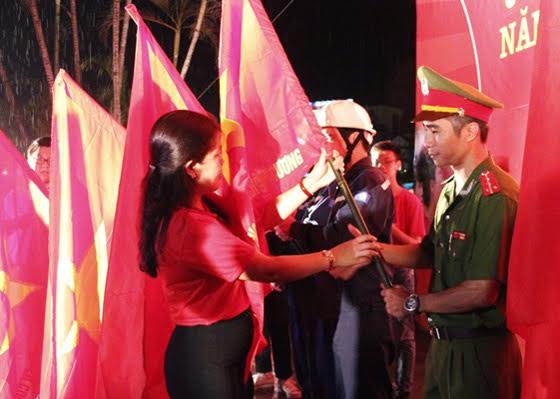  Đồng chí Nguyễn Thị Thu Hà, Ủy viên BCH Trung ương đoàn, Bí thư Tỉnh đoàn trao cờ lệnh chon đại diện cho các cơ sở trên địa bàn tỉnh