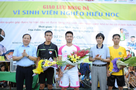 Tổng Biên tập báo Sinh viên Việt Nam, Nguyễn Huy Lộc tặng hoa Gần 70 triệu đồng đến với sinh viên nghèo hiếu học.