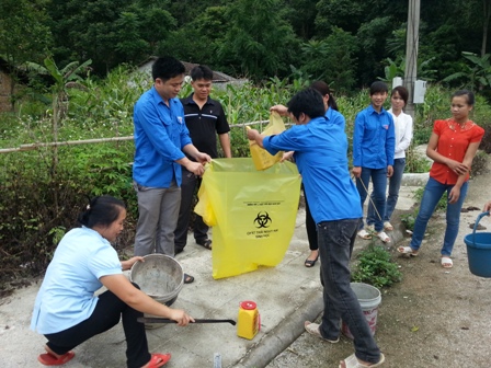 ĐVTN thu gom bơm kim tiêm, tuyên truyền phòng chống ma túy