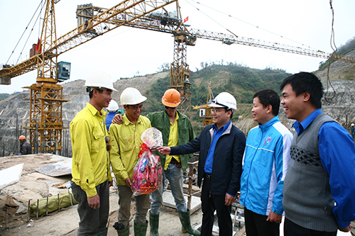Bí thư T.Ư Đoàn Nguyễn Anh Tuấn tặng quà Tết cho công nhân thi công thủy điện Lai Châu 
