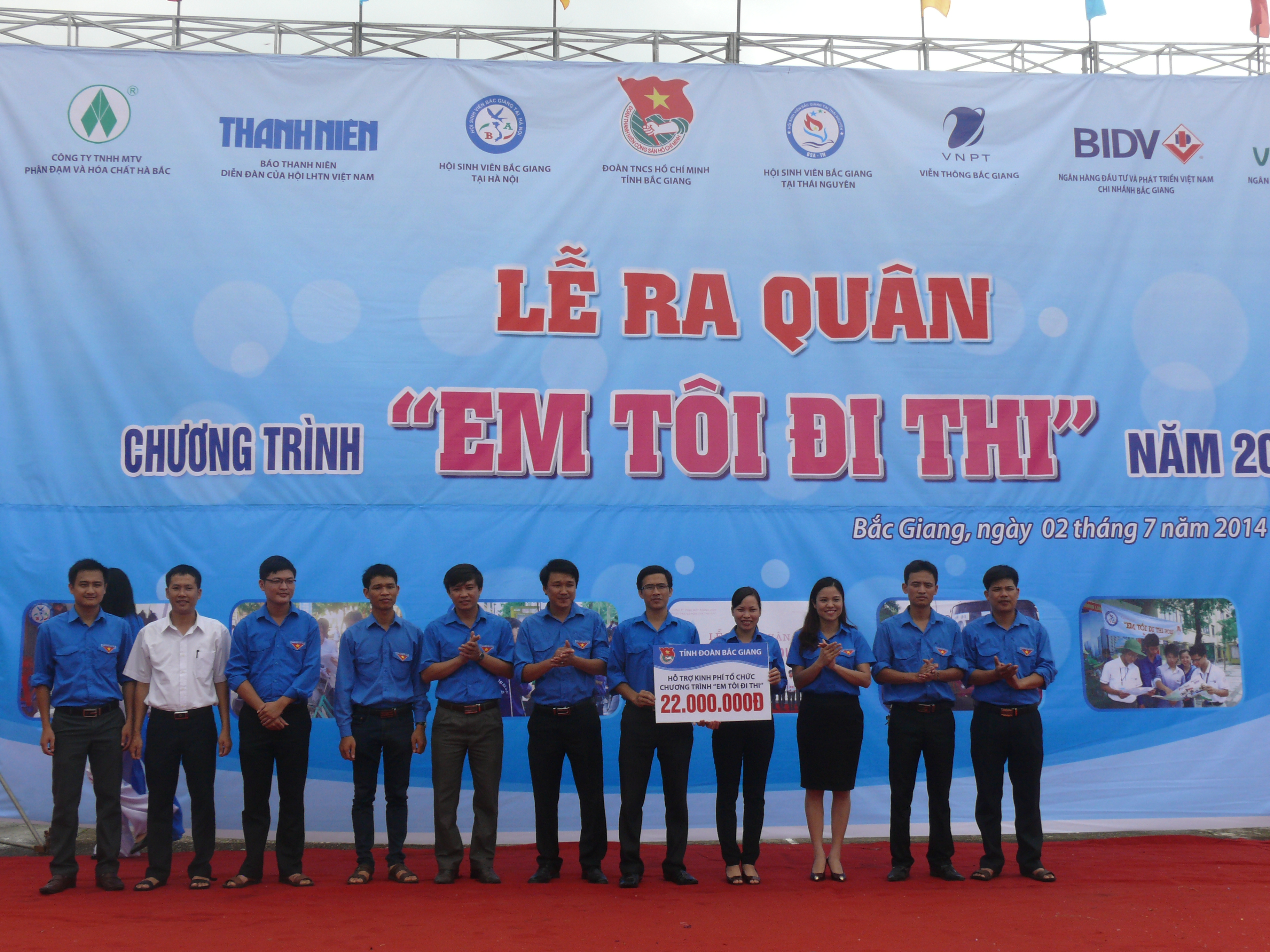 Đồng chí Nguyễn Thị Kim Dung - Bí thư Tỉnh Đoàn trao kinh phí hỗ trợ các huyện, thành Đoàn.