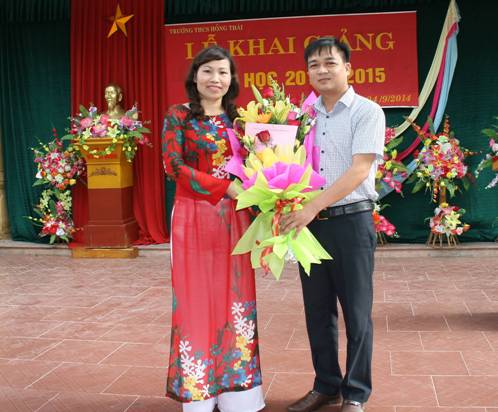  Đ/c Nguyễn Hưng Vượng tặng - Tỉnh ủy viên, Ủy viên BTV Trung ương Đoàn, Bí thư Tỉnh đoàn tặng hoa cho Hiệu trưởng Trường THCS Hồng Thái